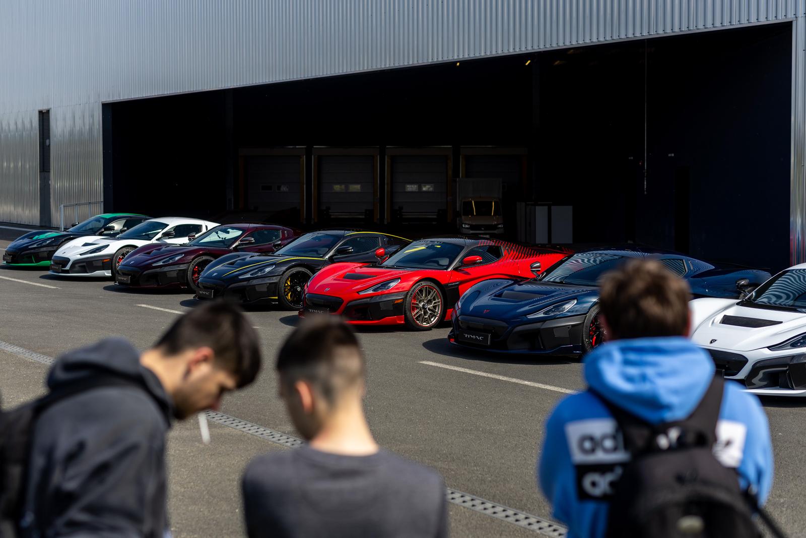 Rimac Nevere parkirane ispred Rimac kampusa u Kerestincu povodom Trilblazers Toura