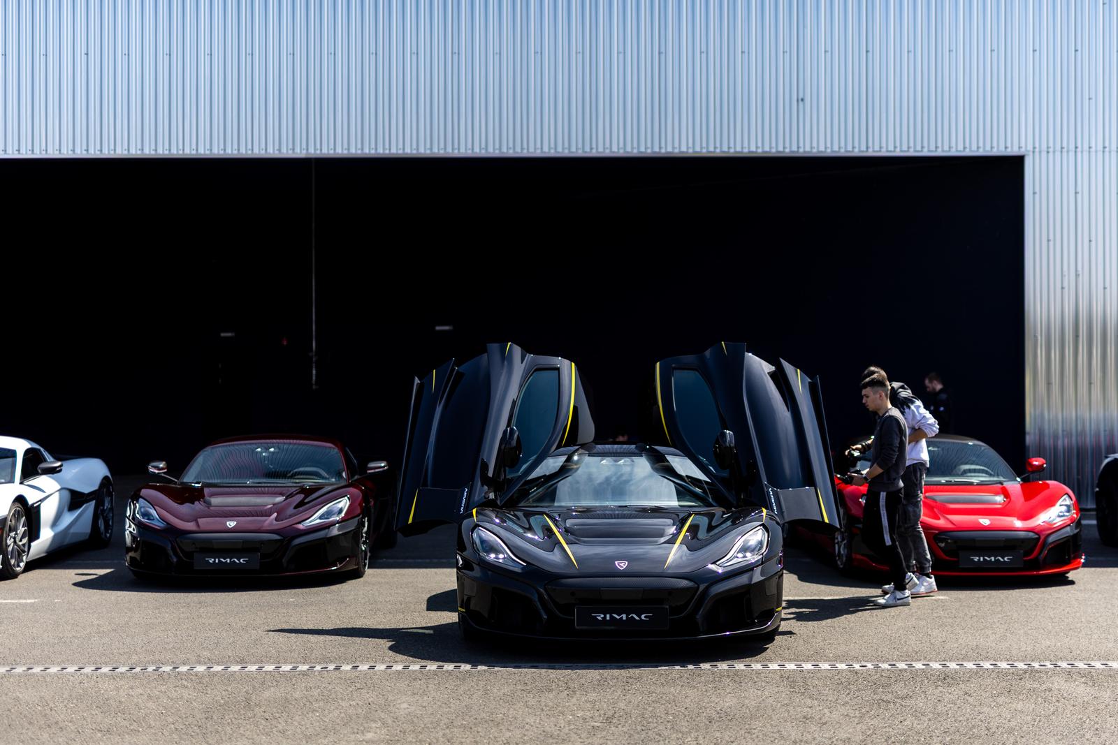 Rimac Nevere parkirane ispred Rimac kampusa u Kerestincu povodom Trilblazers Toura