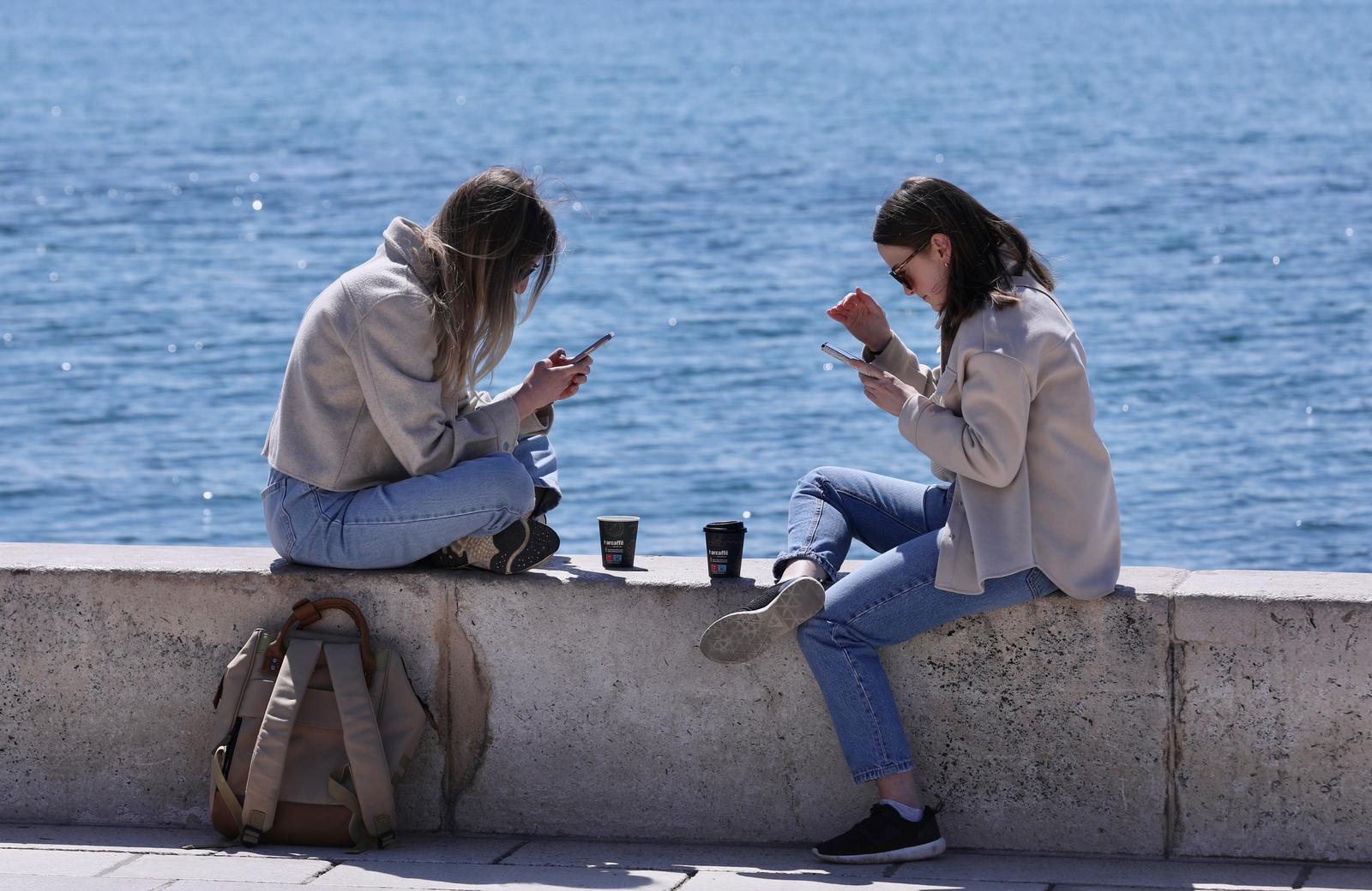 Sunčani dan na splitskoj rivi