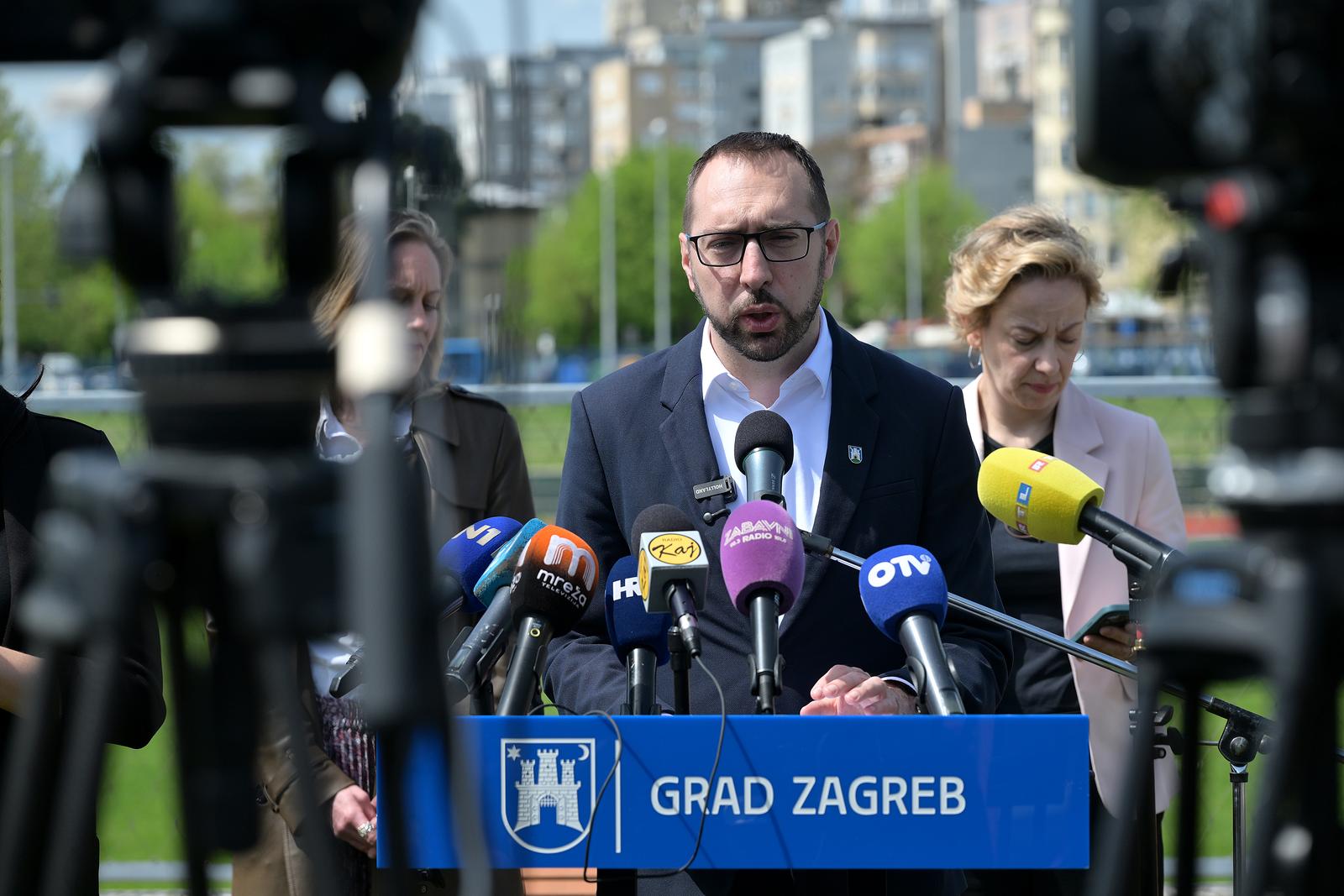 Zagreb: Tomašević sa suradnicima obišao postavljenu solarnu elektranu na bazenu Svetice