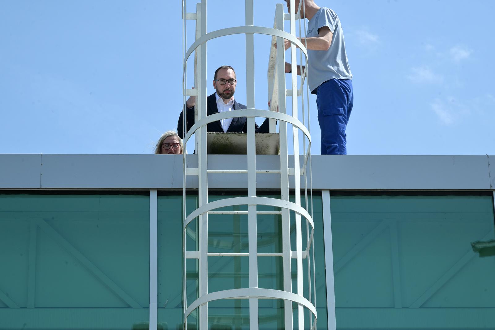 Zagreb: Tomašević sa suradnicima obišao postavljenu solarnu elektranu na bazenu Svetice