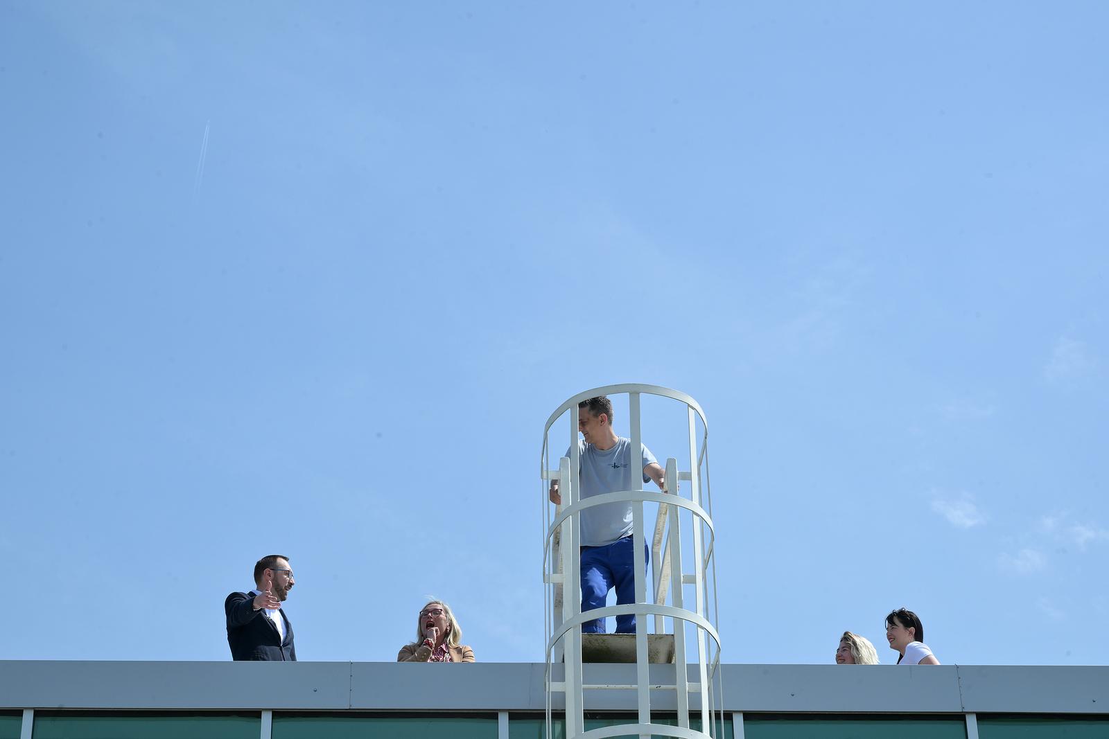 Zagreb: Tomašević sa suradnicima obišao postavljenu solarnu elektranu na bazenu Svetice