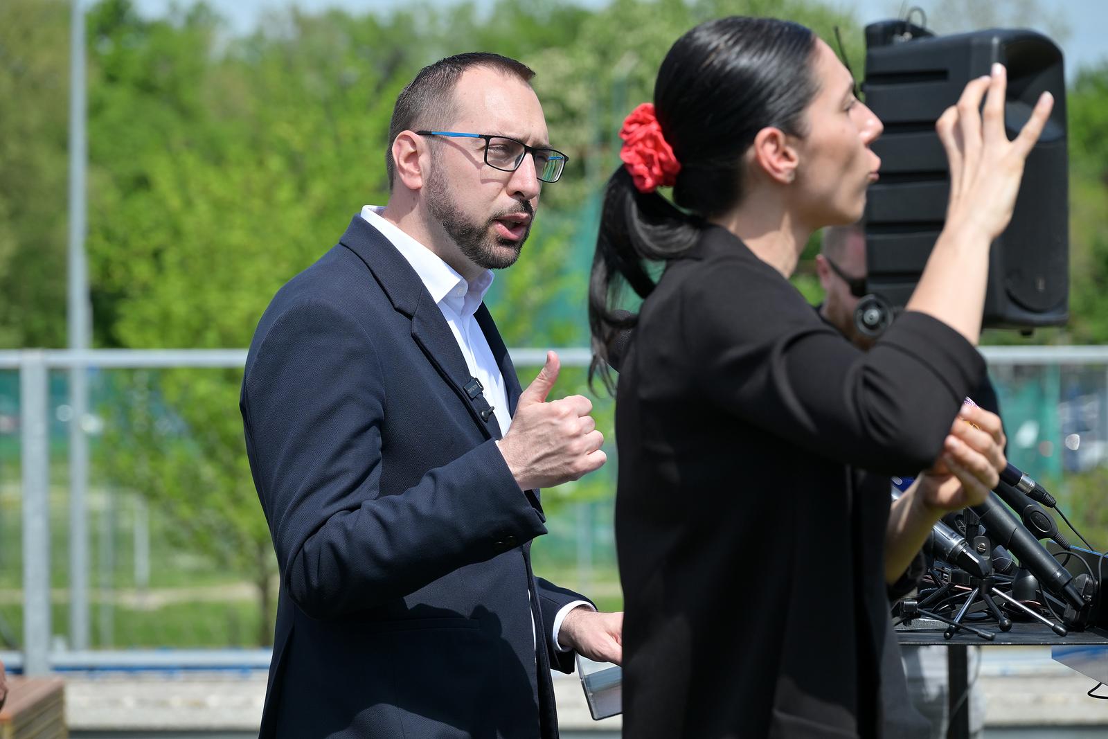 Zagreb: Tomašević sa suradnicima obišao postavljenu solarnu elektranu na bazenu Svetice