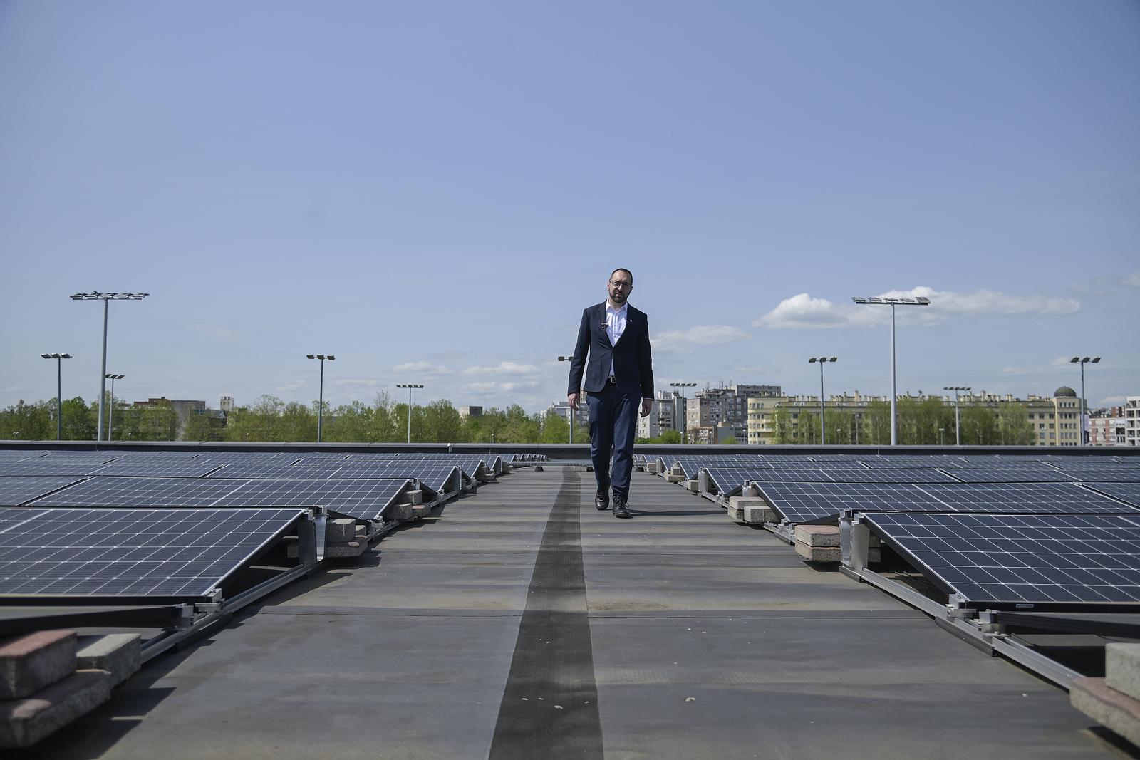 Zagreb: Tomašević sa suradnicima obišao postavljenu solarnu elektranu na bazenu Svetice