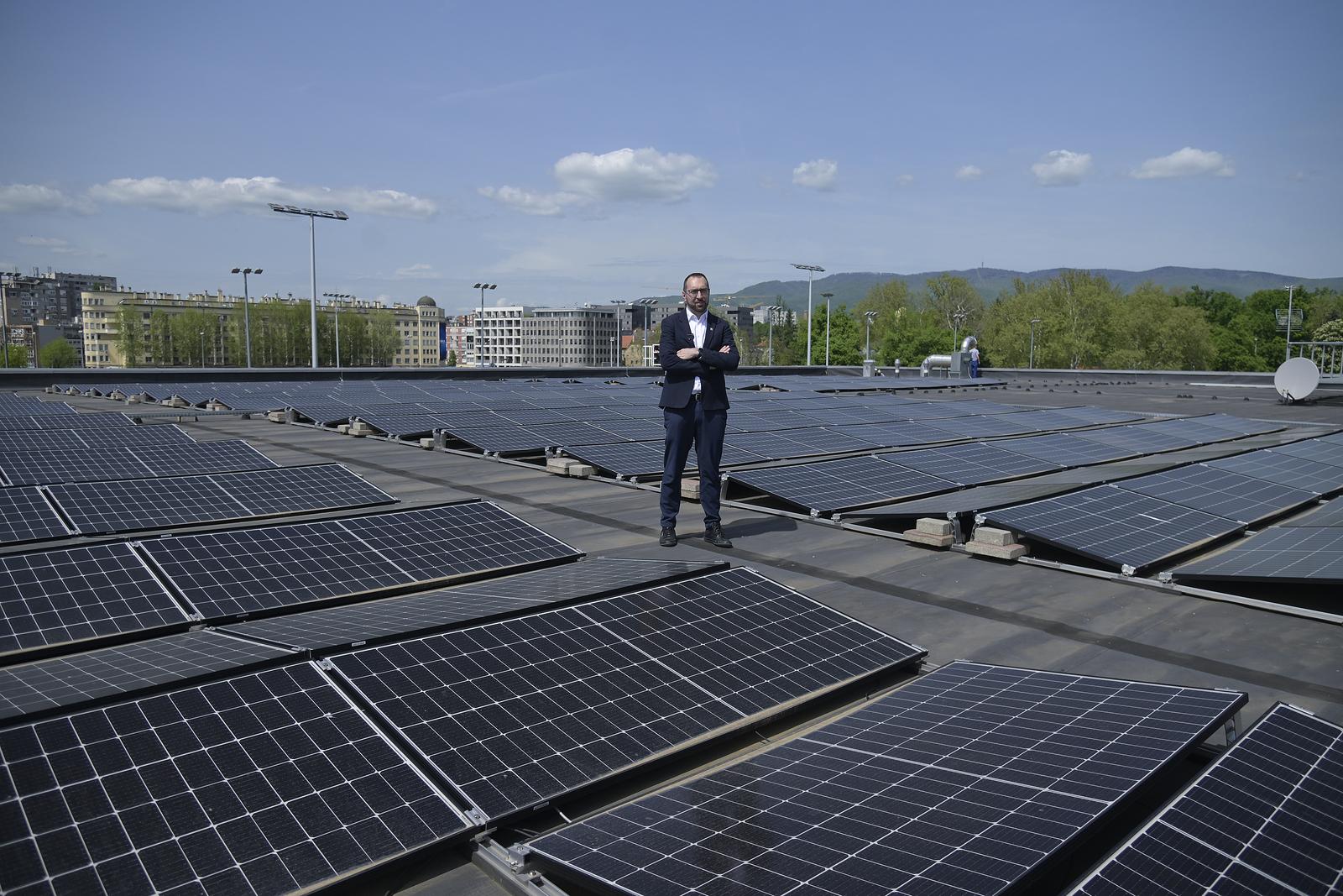 Zagreb: Tomašević sa suradnicima obišao postavljenu solarnu elektranu na bazenu Svetice