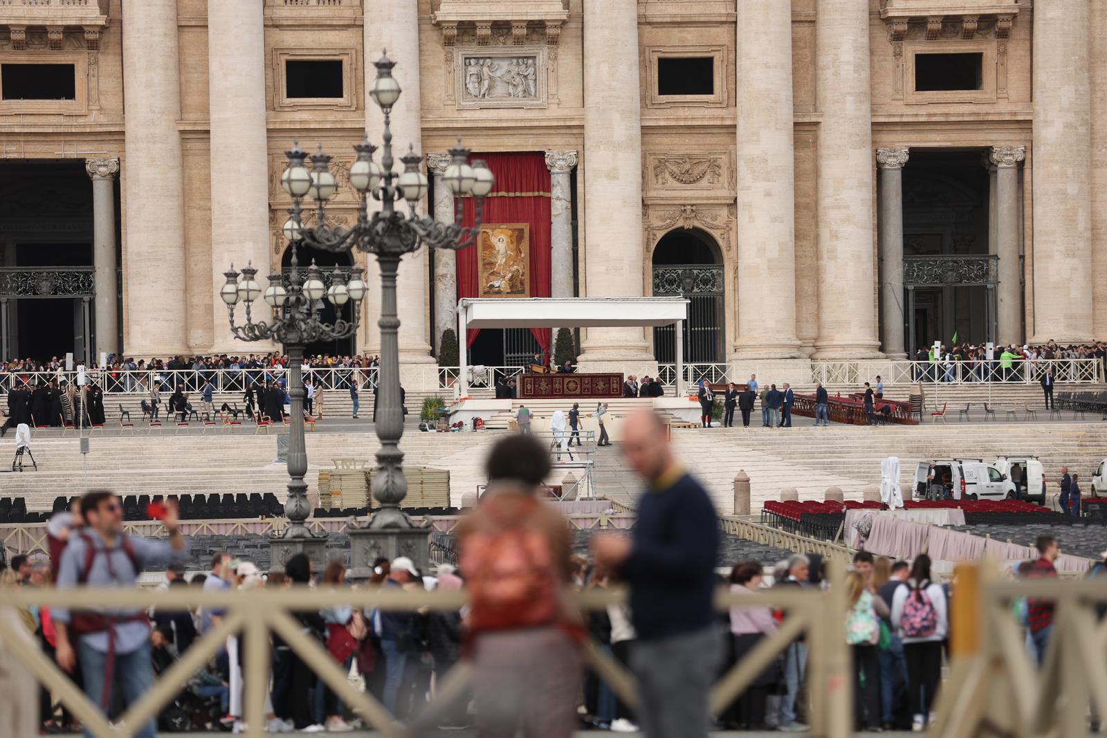 Rim: Trg sv. Petra pun vjernika koji čekaju u redu kako bi se poklonili papi Franji