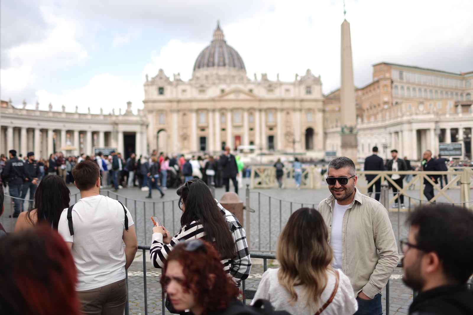 Rim: Trg sv. Petra pun vjernika koji čekaju u redu kako bi se poklonili papi Franji