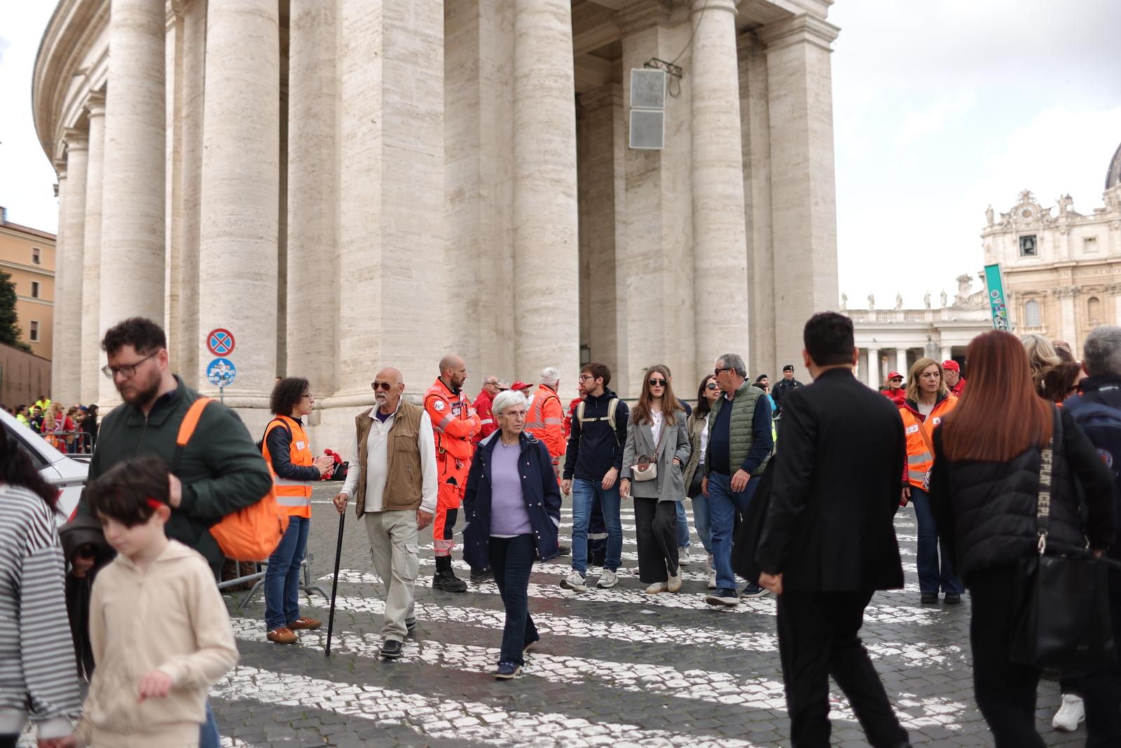 Rim: Trg sv. Petra pun vjernika koji čekaju u redu kako bi se poklonili papi Franji