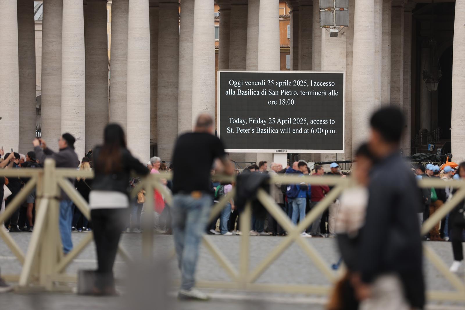 Rim: Trg sv. Petra pun vjernika koji čekaju u redu kako bi se poklonili papi Franji