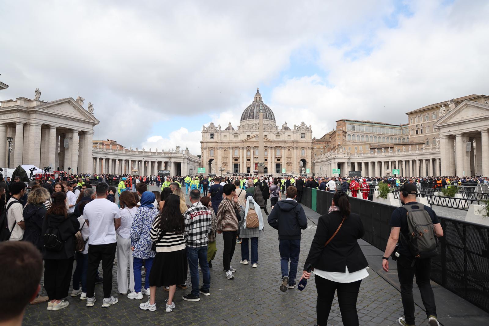 Rim: Trg sv. Petra pun vjernika koji čekaju u redu kako bi se poklonili papi Franji