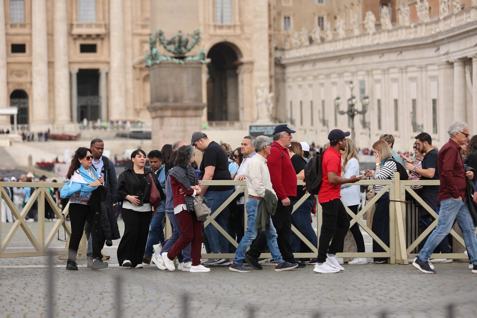 Rim: Trg sv. Petra pun vjernika koji čekaju u redu kako bi se poklonili papi Franji