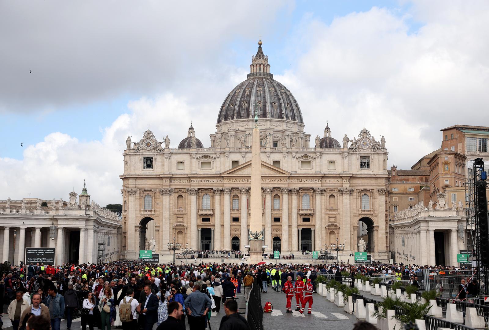 Rim: Trg sv. Petra pun vjernika koji čekaju u redu kako bi se poklonili papi Franji