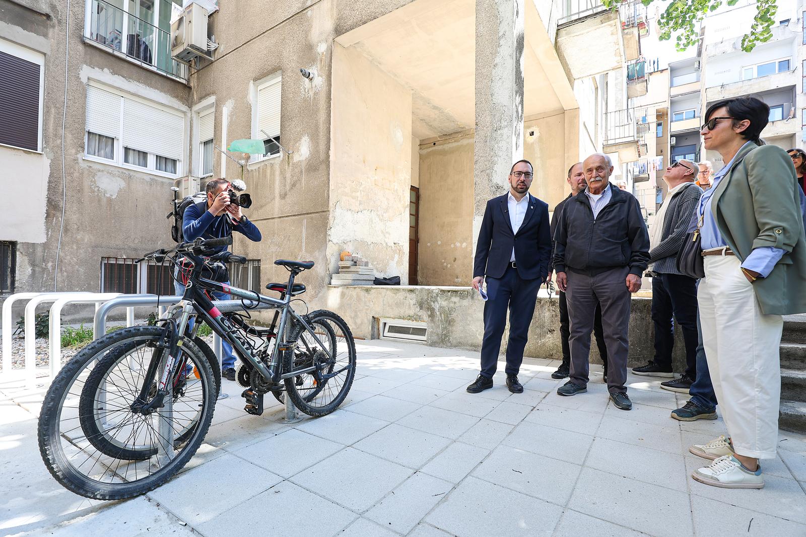 Tomislav Tomašević i zamjenici predstavili su dvorište stambene zgrade u Ulici Sandora Brešćenskoga