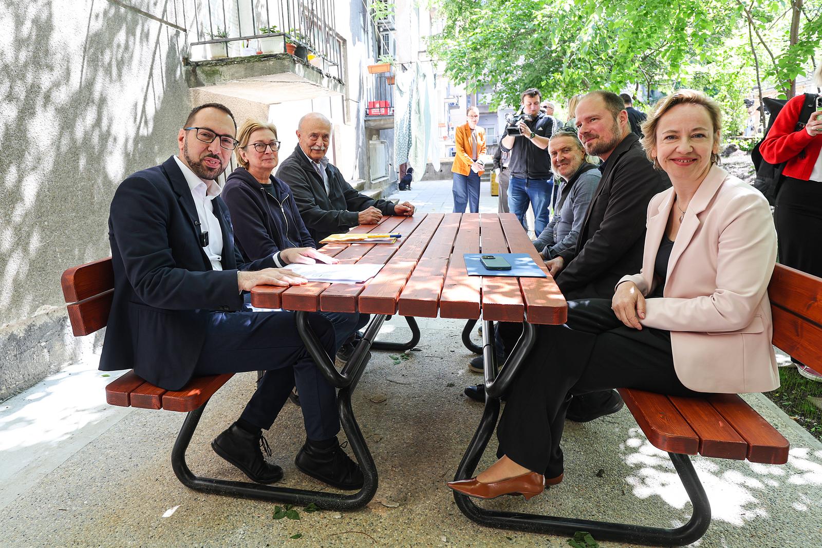 Tomislav Tomašević i zamjenici predstavili su dvorište stambene zgrade u Ulici Sandora Brešćenskoga