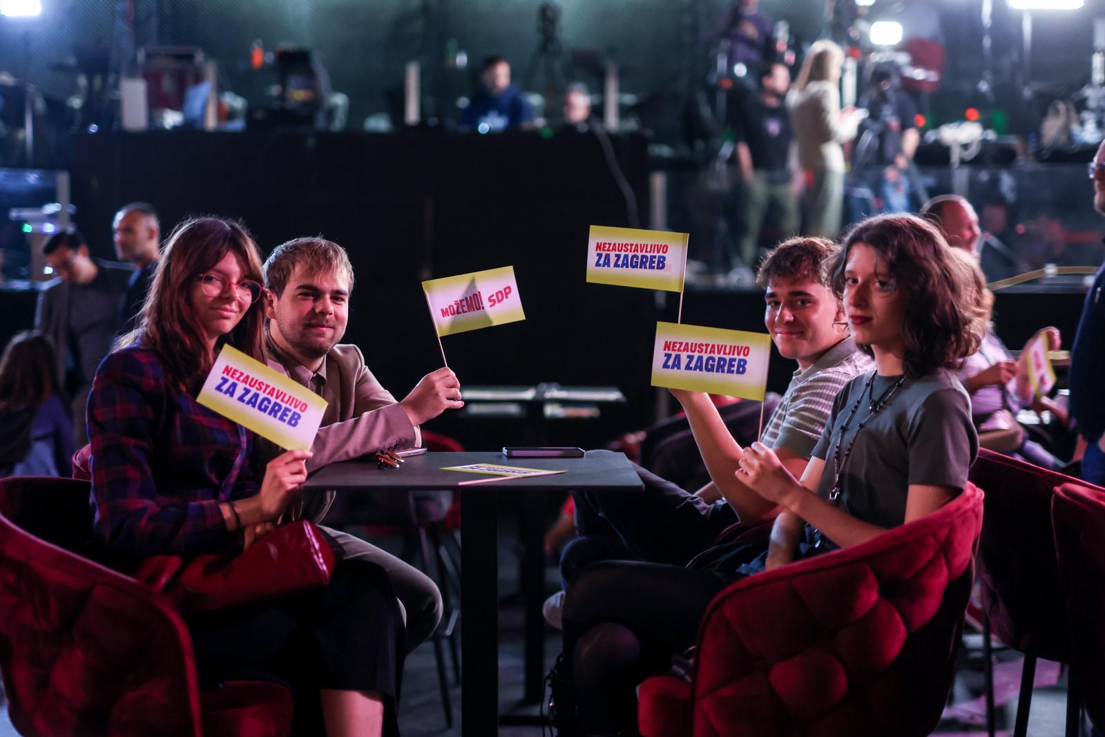 Zagreb: Pripreme za doček izbornih rezultata u stožeru stranke Možemo! i SDP-a