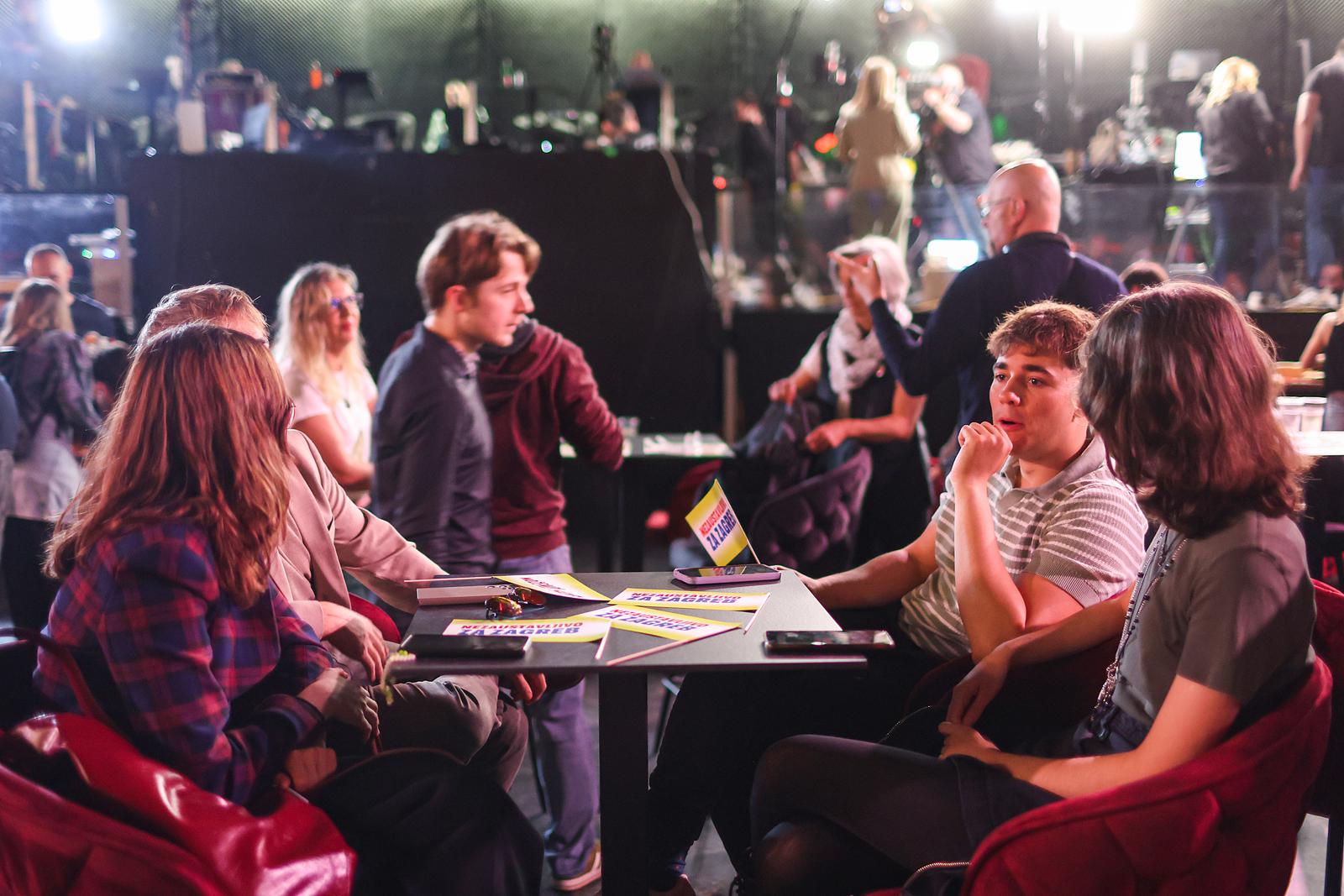 Zagreb: Čekanje izbornih rezultata u stožeru stranke Možemo! i SDP-a