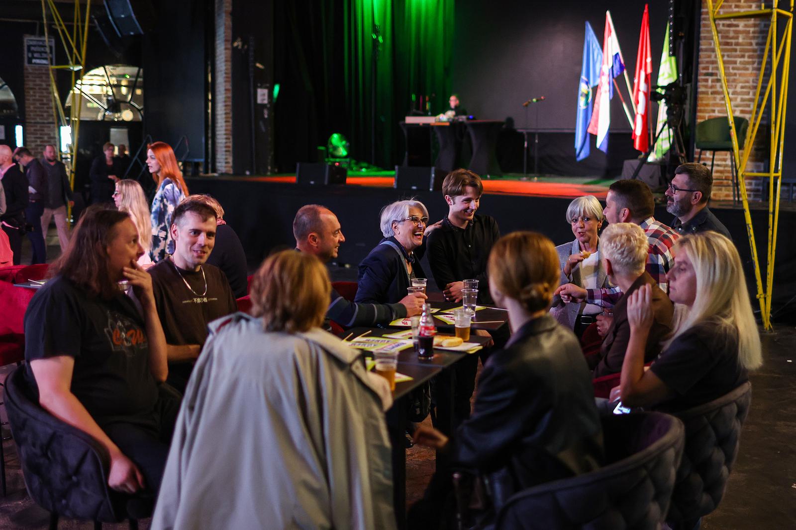 Zagreb: Pripreme za doček izbornih rezultata u stožeru stranke Možemo! i SDP-a