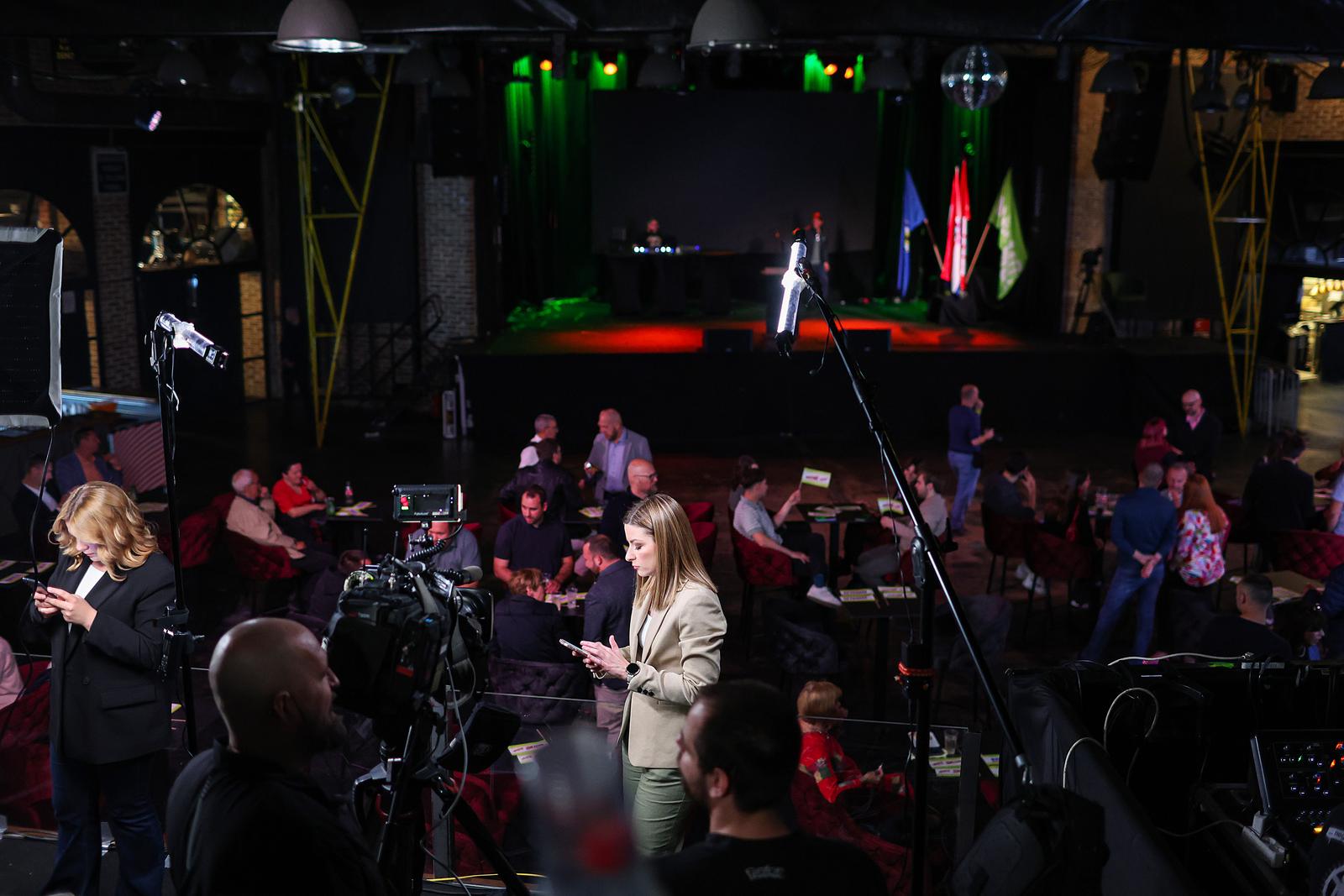 Zagreb: Pripreme za doček izbornih rezultata u stožeru stranke Možemo! i SDP-a