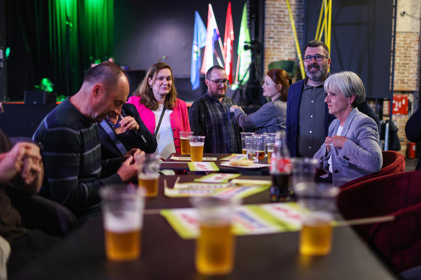 Zagreb: Pripreme za doček izbornih rezultata u stožeru stranke Možemo! i SDP-a