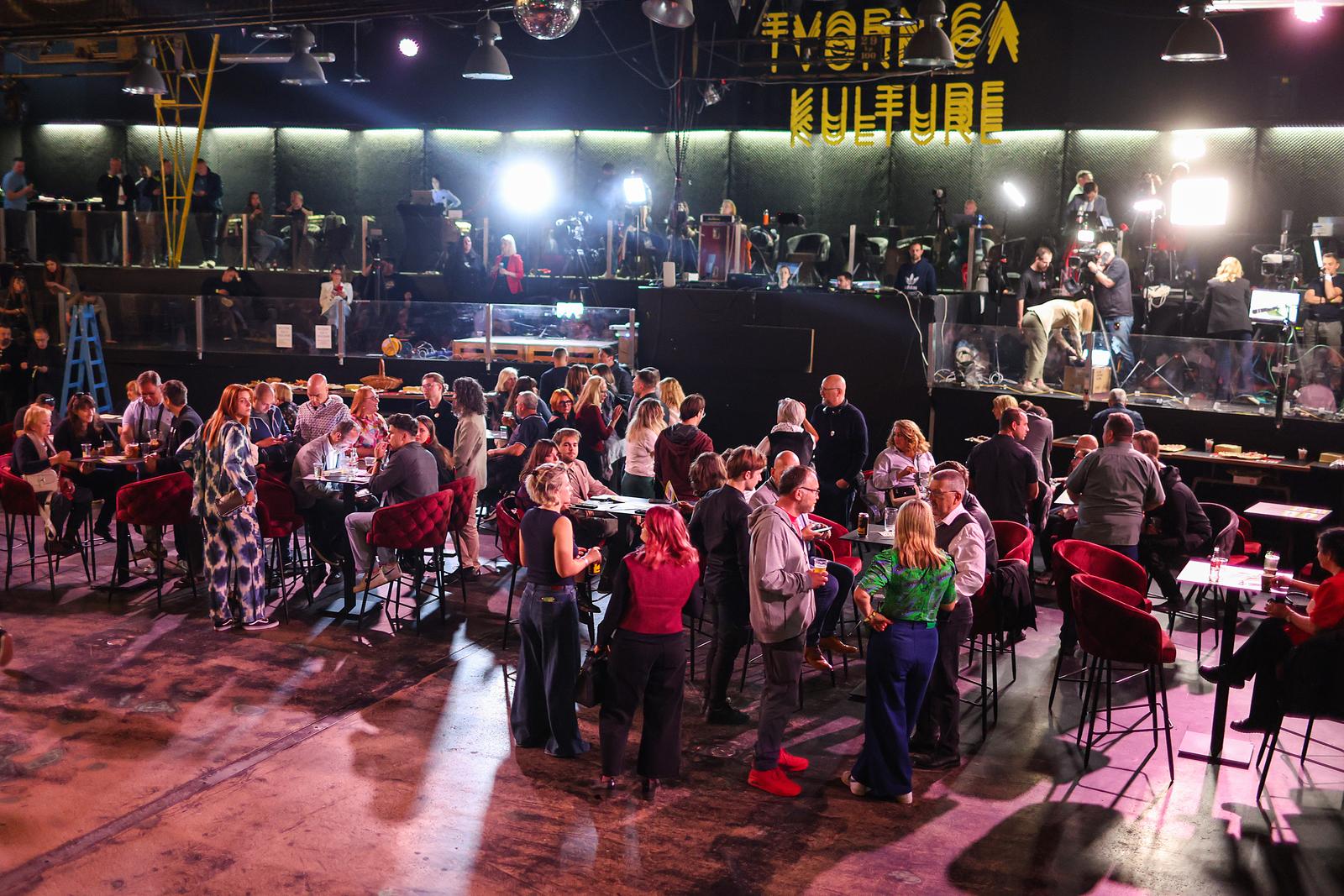 Zagreb: Pripreme za doček izbornih rezultata u stožeru stranke Možemo! i SDP-a