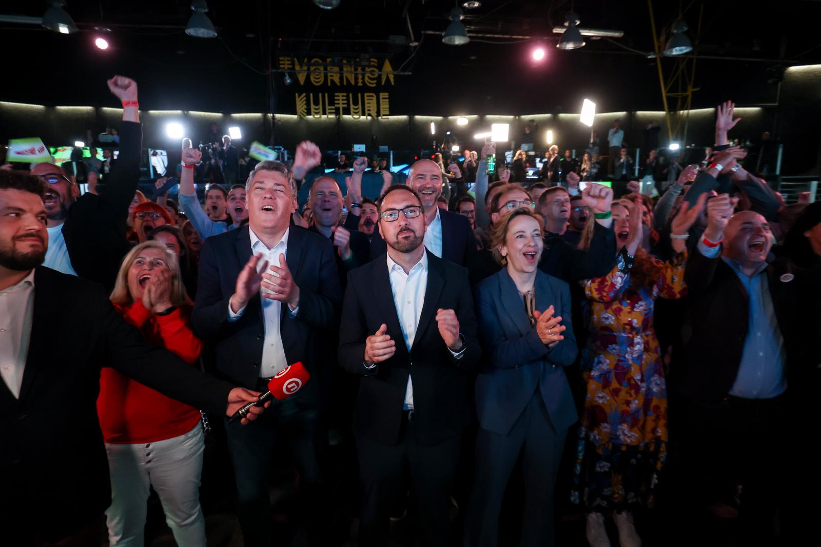 Zagreb: Oduševljenje u stožeru stranke Možemo! i SDP-a nakon prvih rezultata