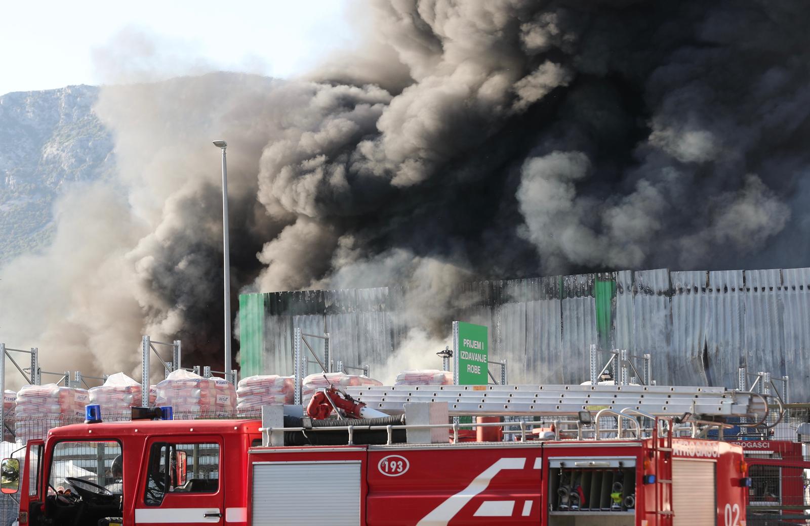 Crni dim nad Kaštelima: Buknuo veliki požar u skladištu Pevexa