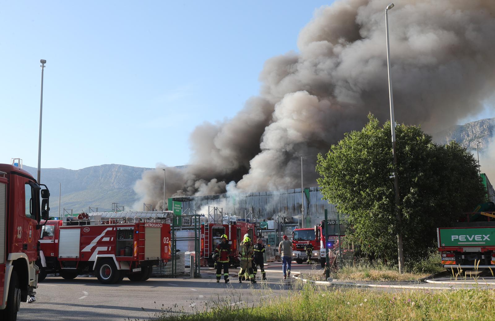 Crni dim nad Kaštelima: Buknuo veliki požar u skladištu Pevexa