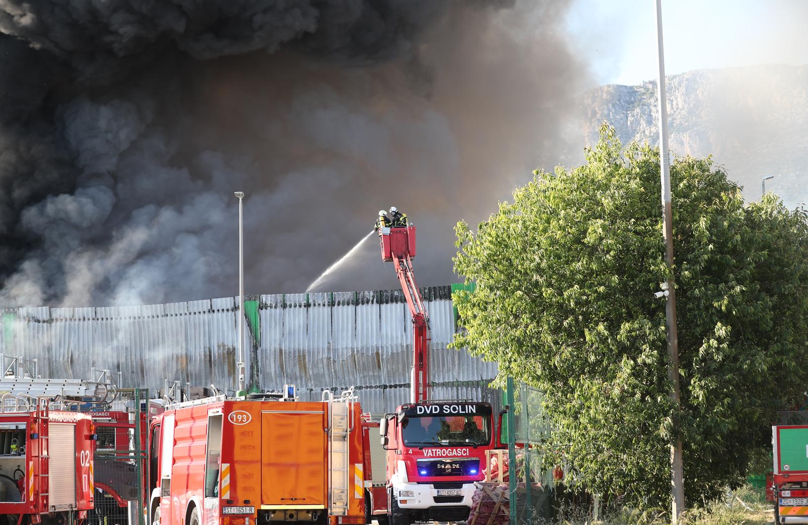 Crni dim nad Kaštelima: Buknuo veliki požar u skladištu Pevexa