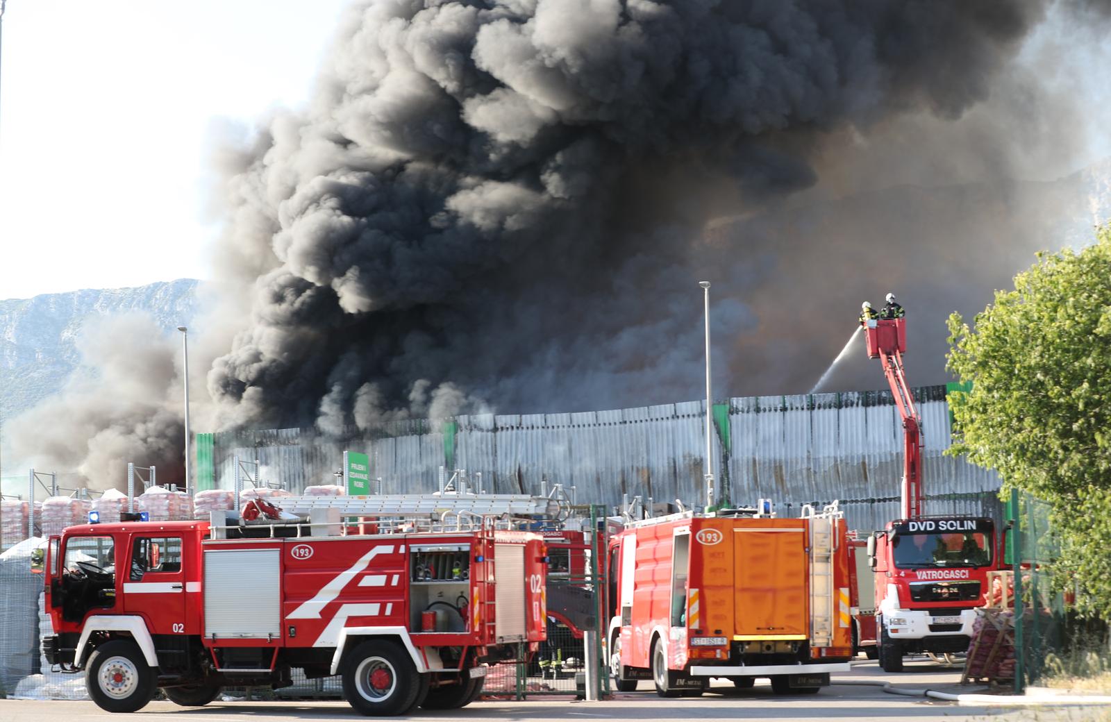 Crni dim nad Kaštelima: Buknuo veliki požar u skladištu Pevexa