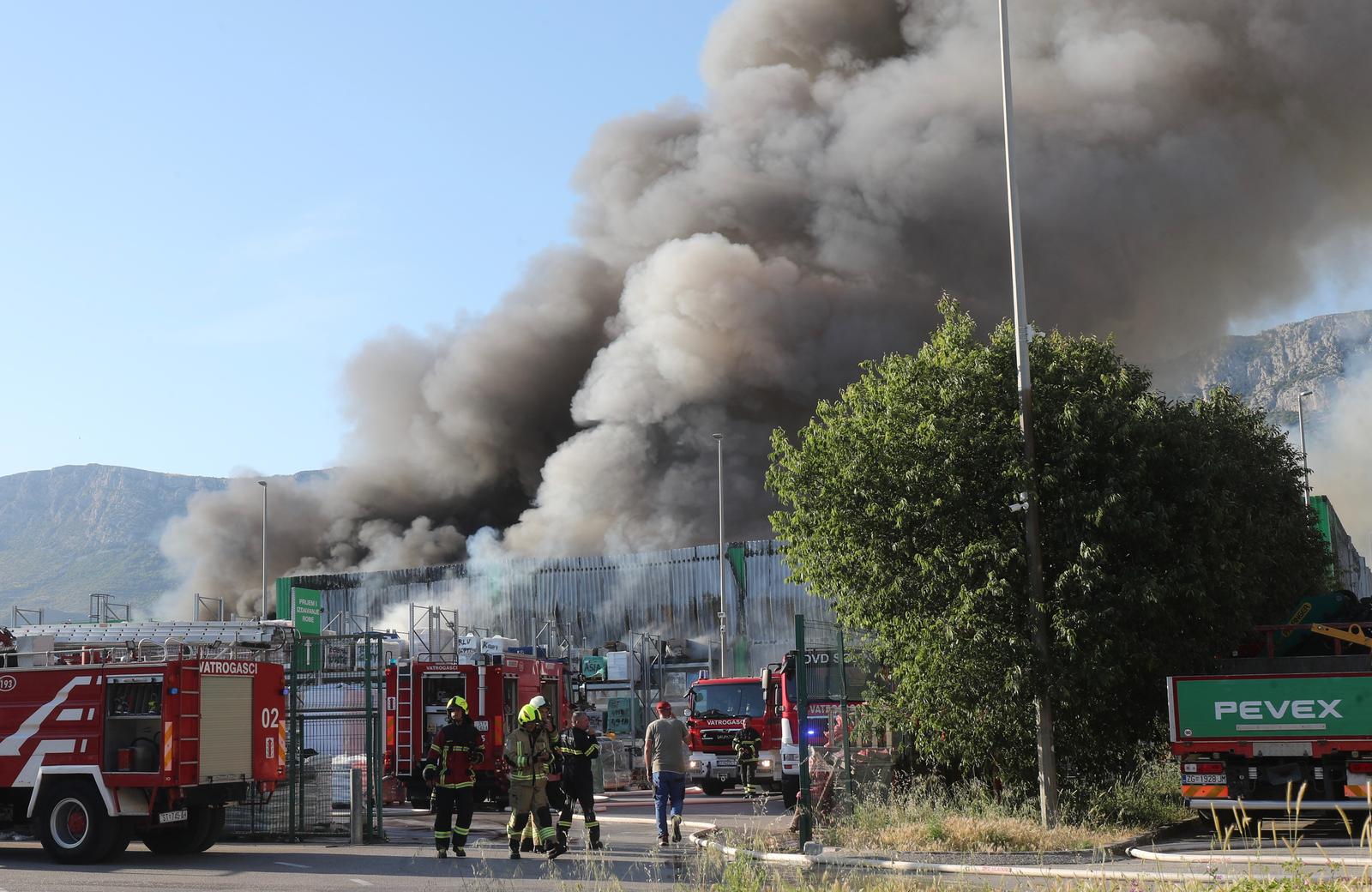 Crni dim nad Kaštelima: Buknuo veliki požar u skladištu Pevexa
