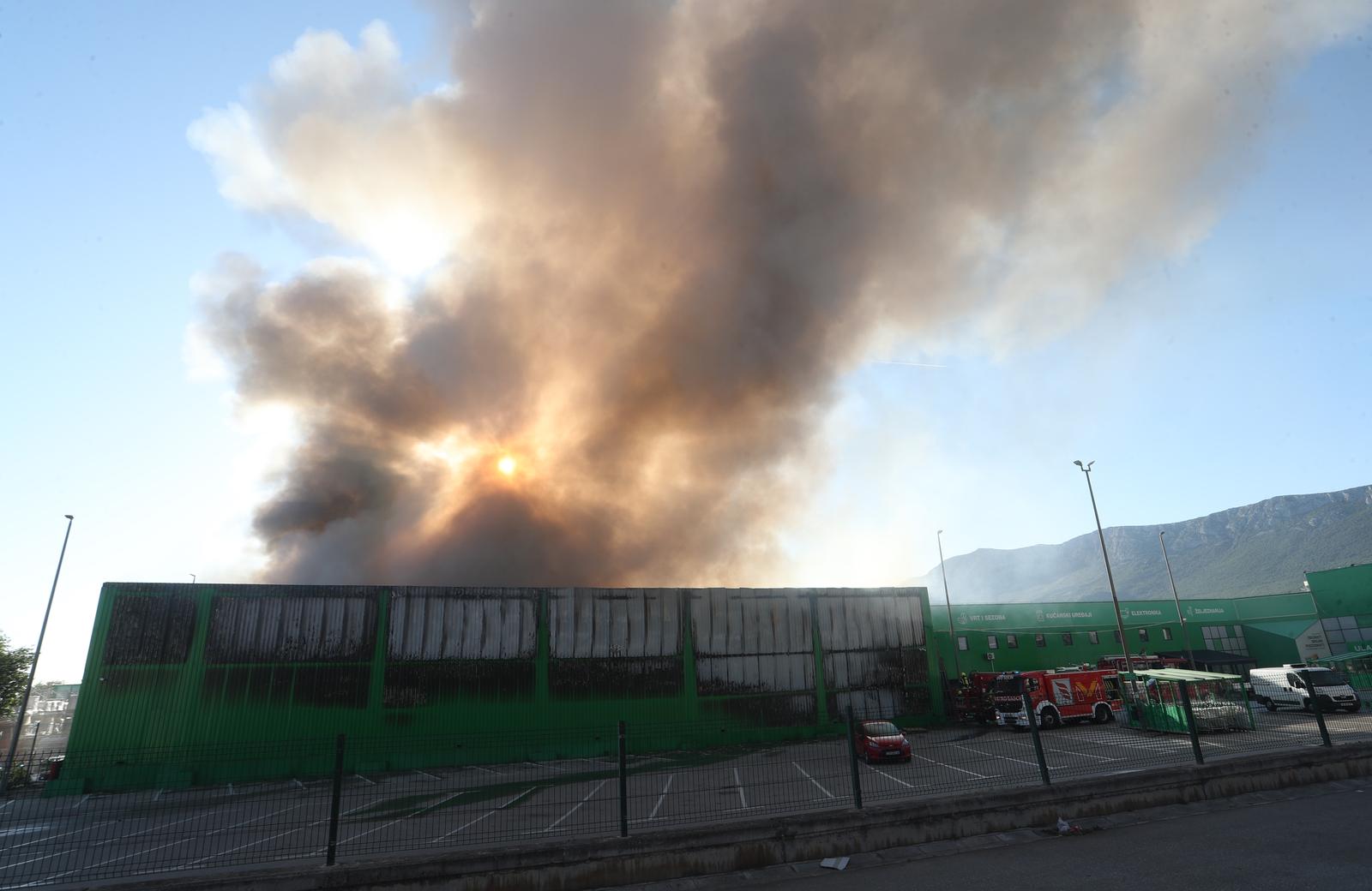 Crni dim nad Kaštelima: Buknuo veliki požar u skladištu Pevexa