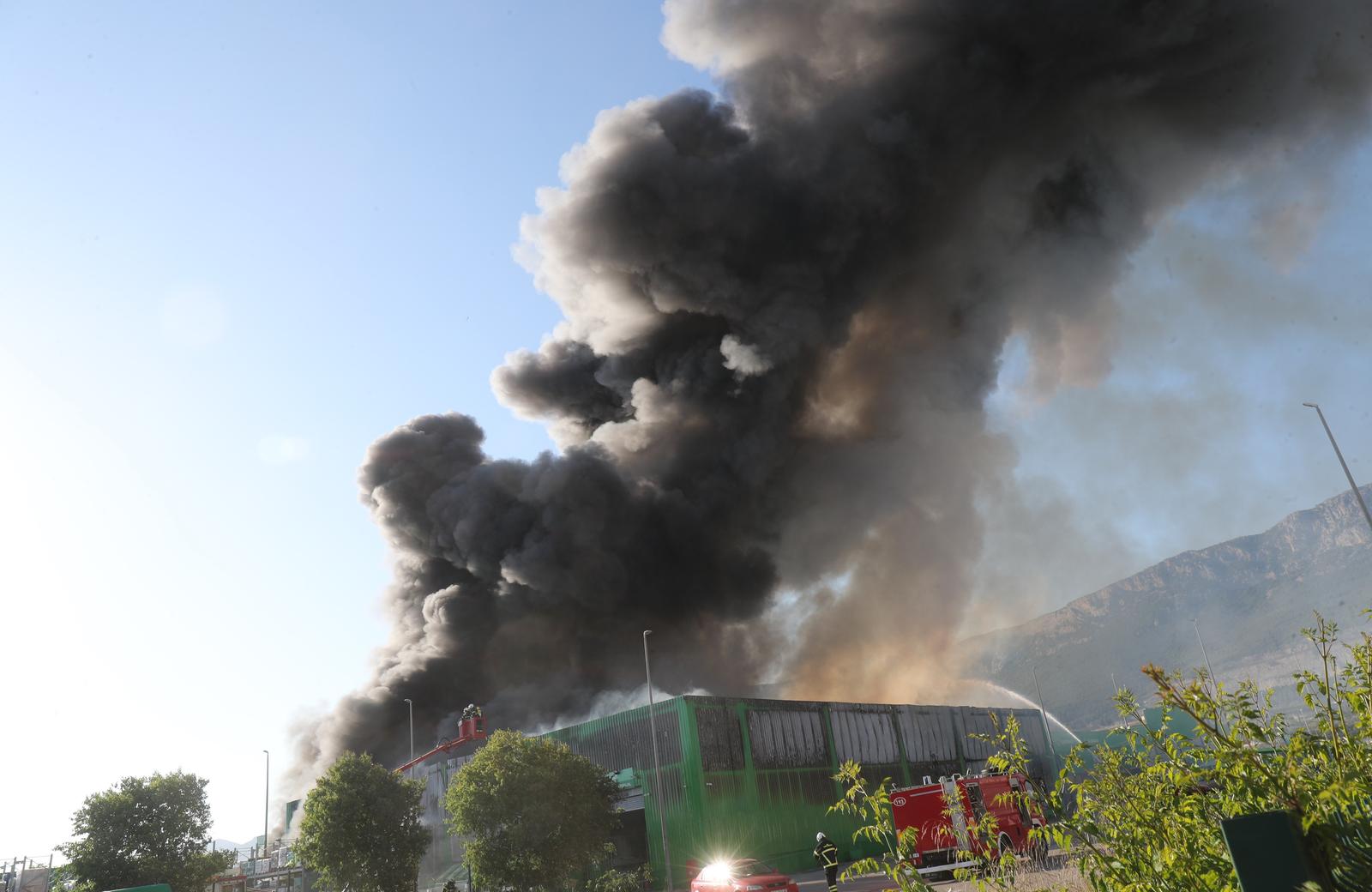 Crni dim nad Kaštelima: Buknuo veliki požar u skladištu Pevexa