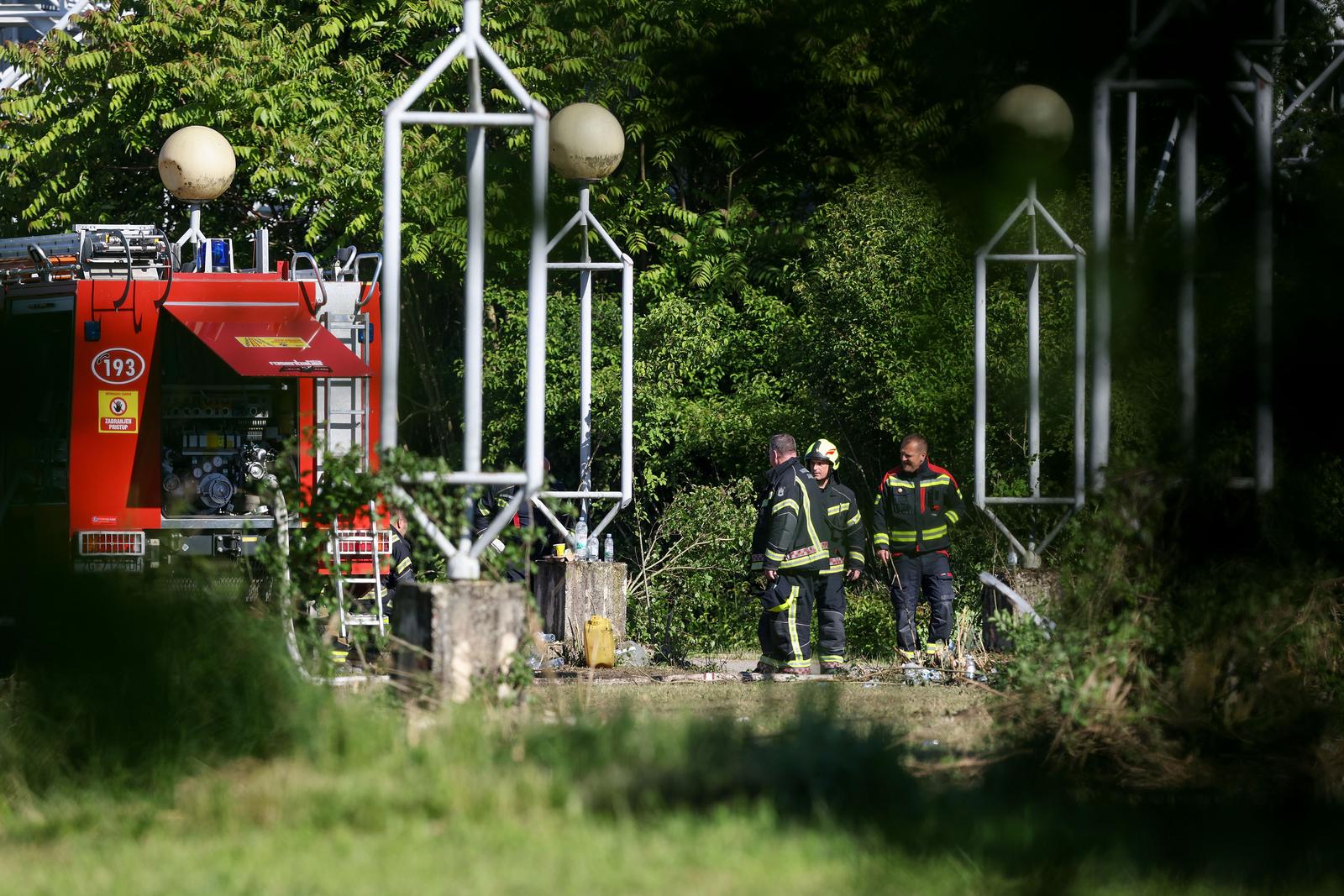 Zagreb: Vatrogasci još uvijek dežurni kod sveučilišne bolnice koja se još dimi nakon požara