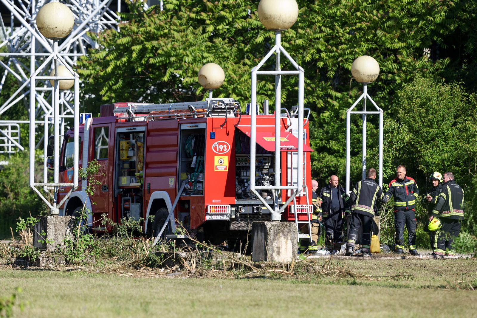 Zagreb: Vatrogasci još uvijek dežurni kod sveučilišne bolnice koja se još dimi nakon požara