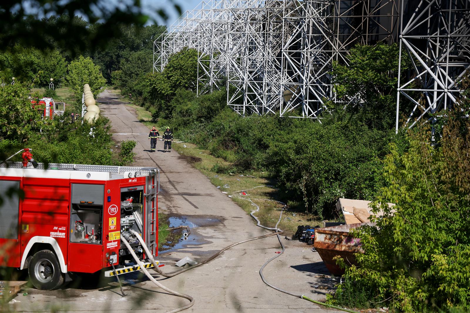 Zagreb: Vatrogasci još uvijek dežurni kod sveučilišne bolnice koja se još dimi nakon požara