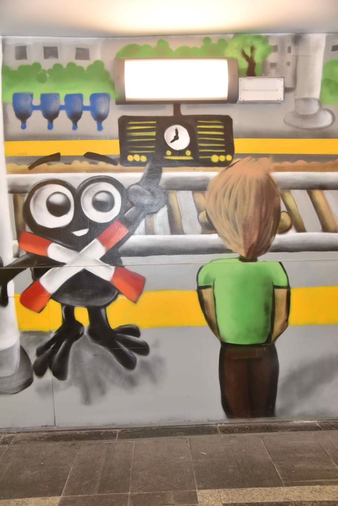 572518547-266895425-458698559