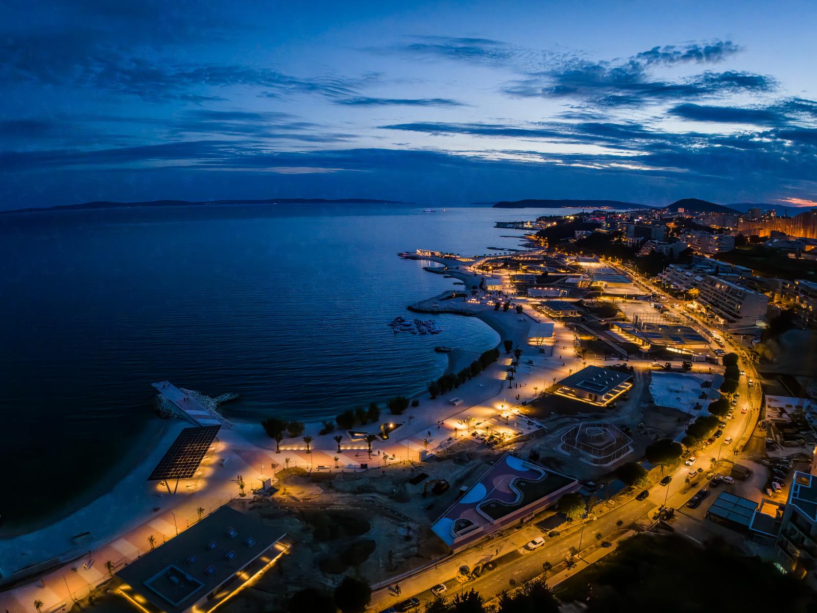 Noćne fotografije novouređenog Žnjanskog platoa