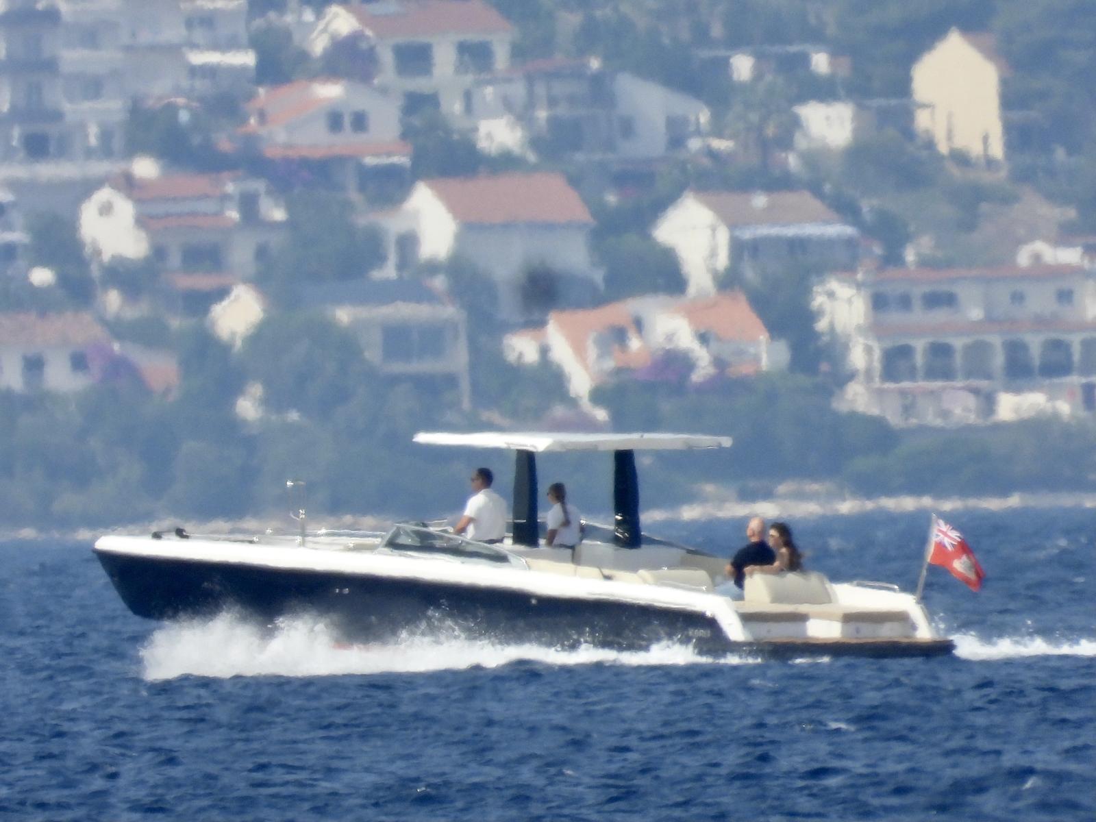 Split: Jeff Bezos i Lauren Sanchez sletjeli na svoju jahtu Abeona i odvezli se dalje gliserom