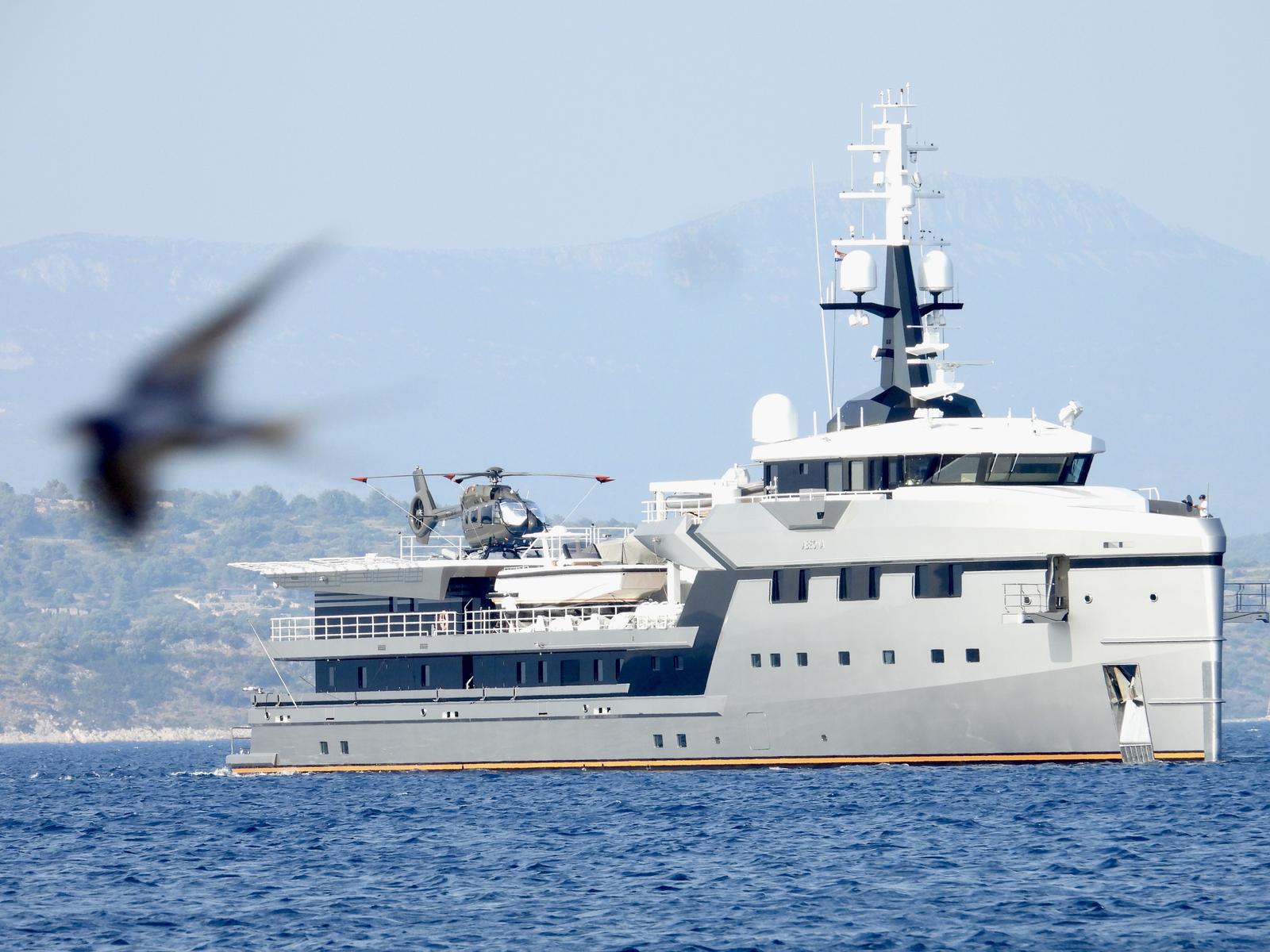 Split: Jeff Bezos i Lauren Sanchez sletjeli na svoju jahtu Abeona i odvezli se dalje gliserom