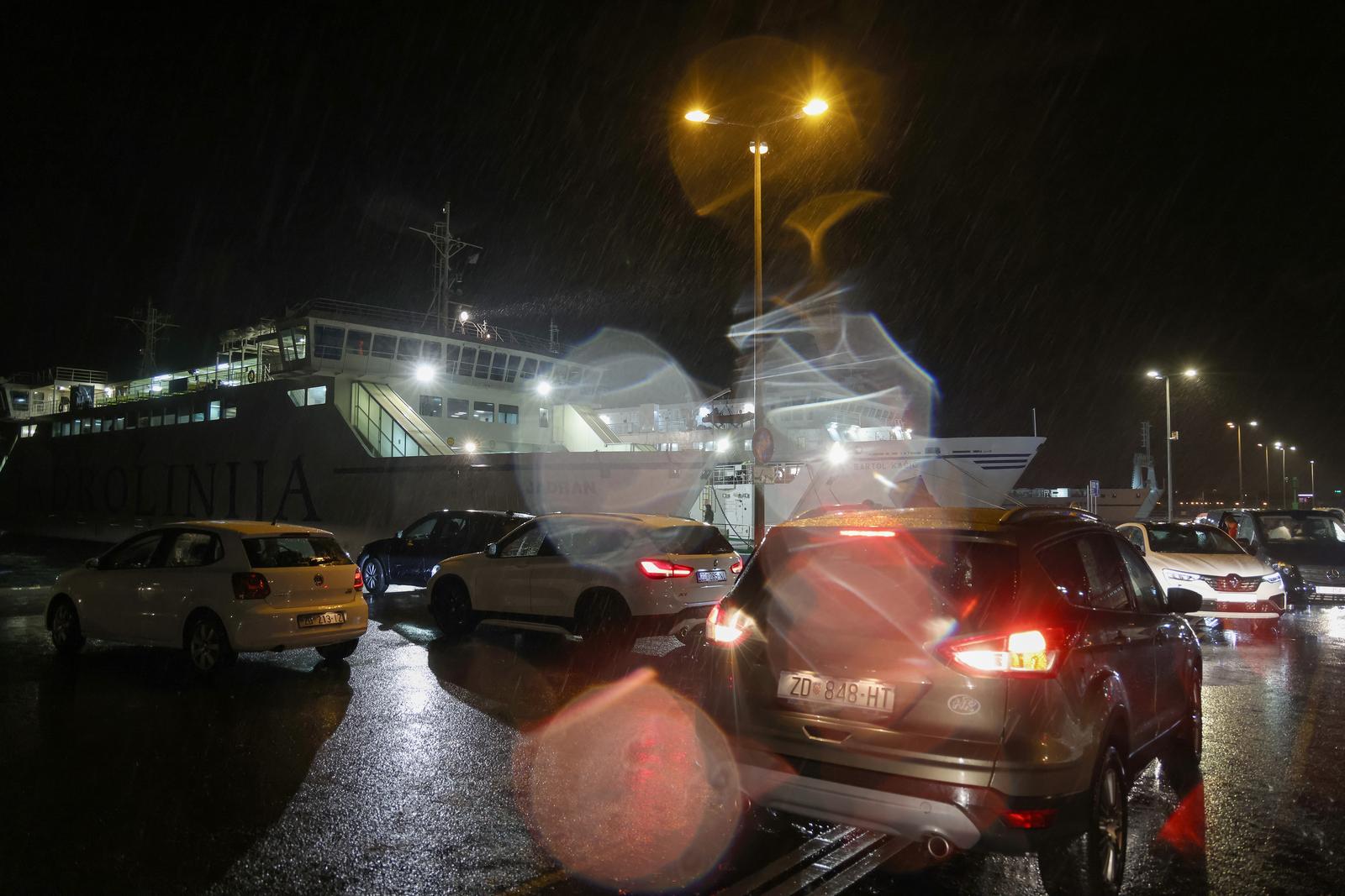 Zadar: Trajekt “Jadran” dovezao putnike sa potonulog katamarana “Melita” u luku Gaženica