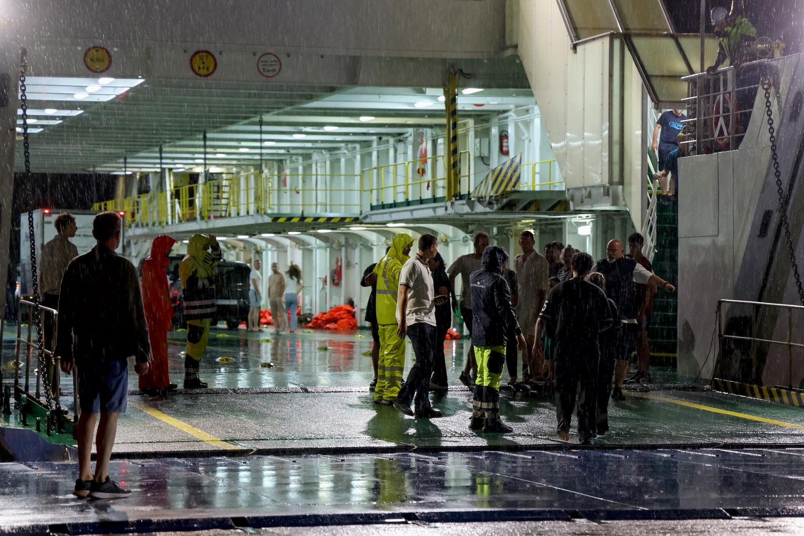 Zadar: Trajekt “Jadran” dovezao putnike sa potonulog katamarana “Melita” u luku Gaženica