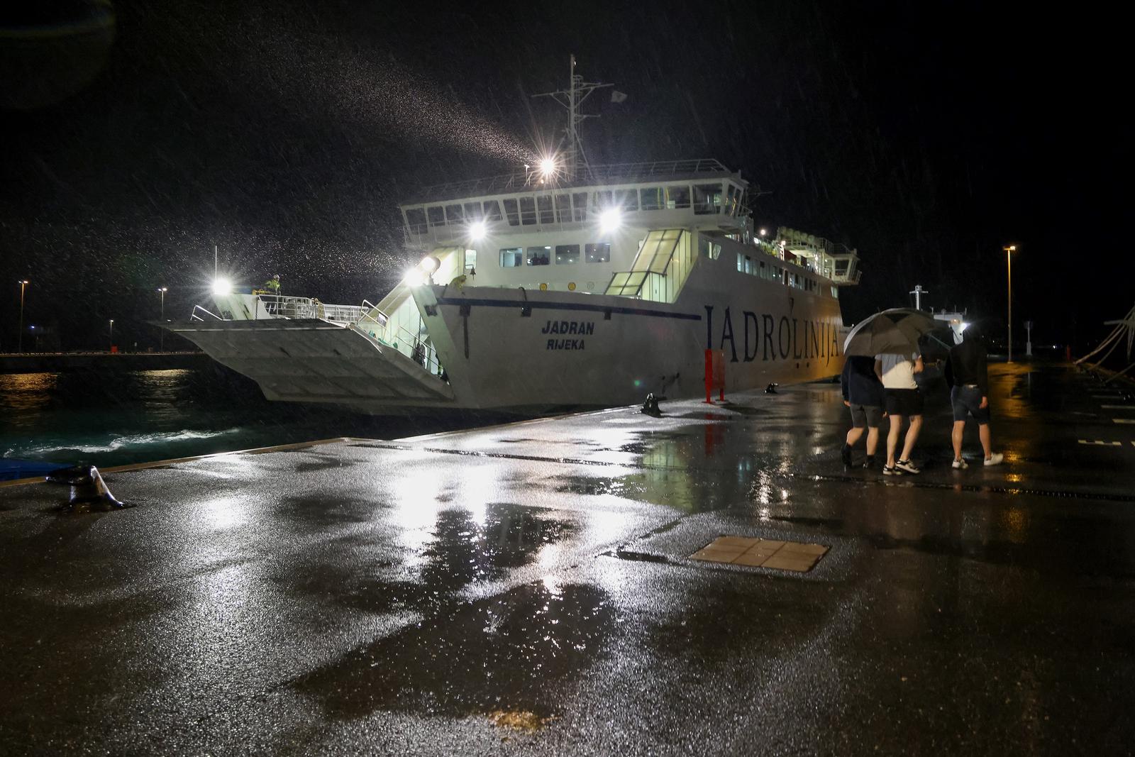 Zadar: Trajekt “Jadran” dovezao putnike sa potonulog katamarana “Melita” u luku Gaženica