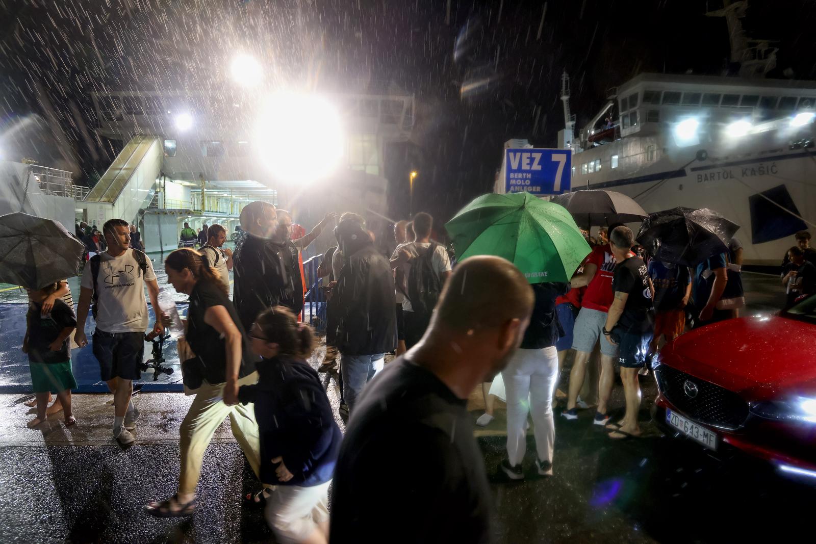 Zadar: Trajekt “Jadran” dovezao putnike sa potonulog katamarana “Melita” u luku Gaženica