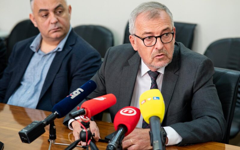 Enajstdnevna zakasnitev pri odkrivanju in začetek cepljenja ter terapije proti bedrenici