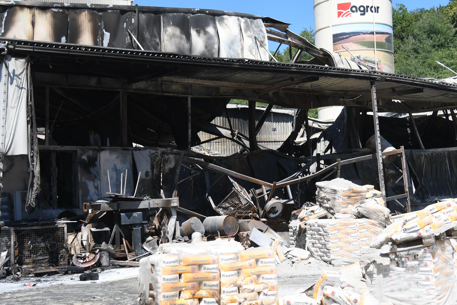 Nakon velikog požara tvornica Baumit u Siraču potpuno je uništena