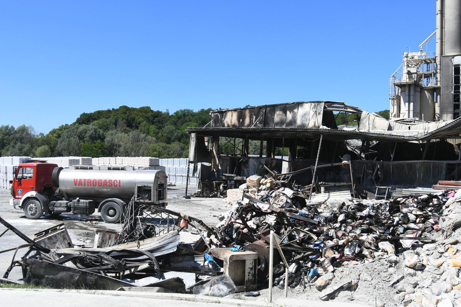 Nakon velikog požara tvornica Baumit u Siraču potpuno je uništena