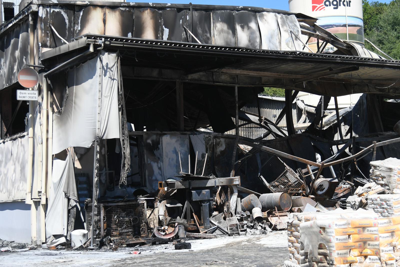 Nakon velikog požara tvornica Baumit u Siraču potpuno je uništena