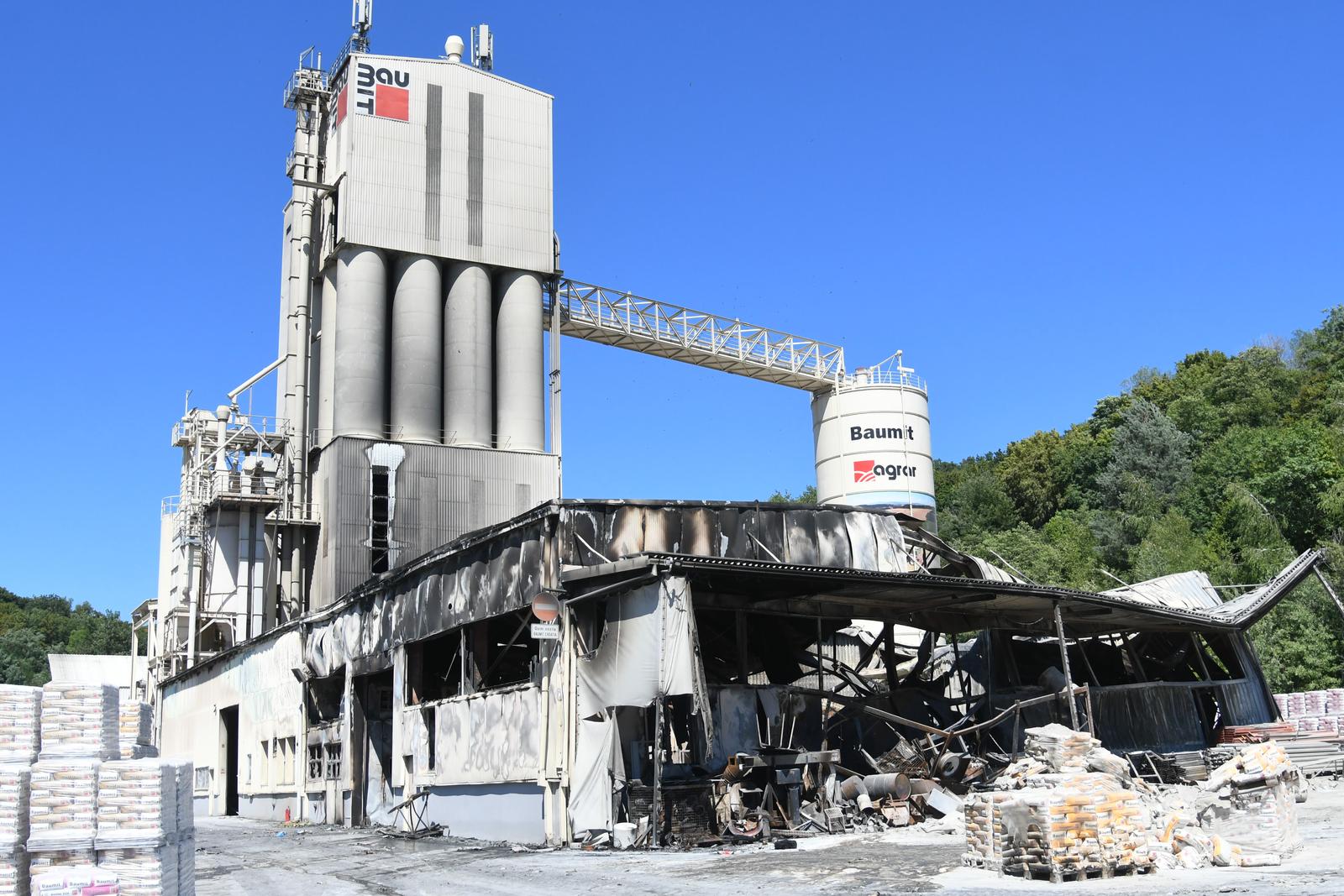 Nakon velikog požara tvornica Baumit u Siraču potpuno je uništena