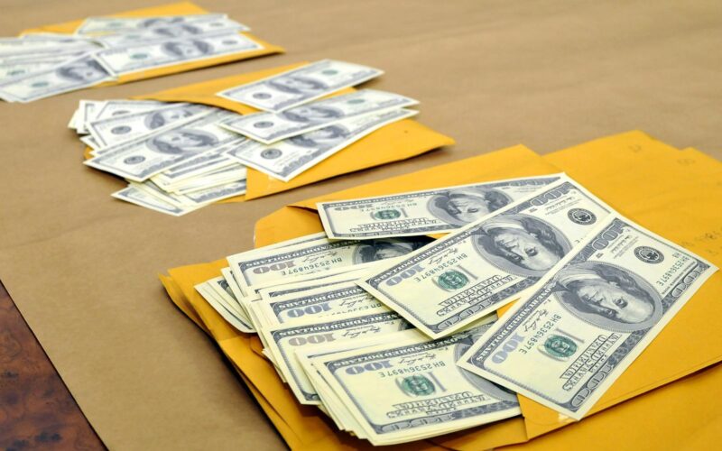 Dolar se je okrepil, evro in jen oslabela ob negotovosti na svetovnih trgih