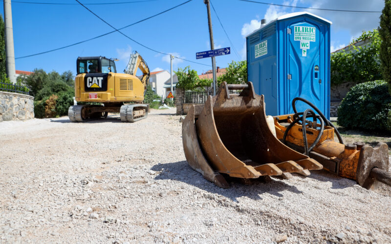 Elitno turistično naselje v Zadru se sooča z deponijo: Smrad in gradbena dela odganjajo turiste